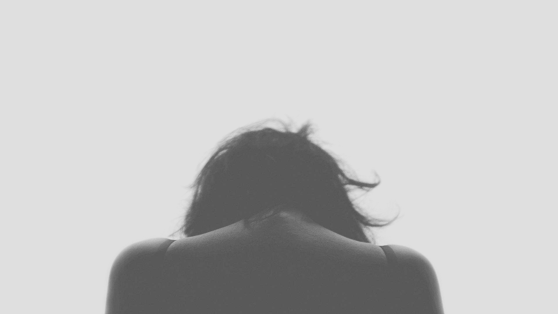  우린 그들의 피해자가 아님을, 이제 그만 어둠속에서 일어나길 바라며 [Kelly 음악 수필 : 케이시 – 이 노랠 들어요]