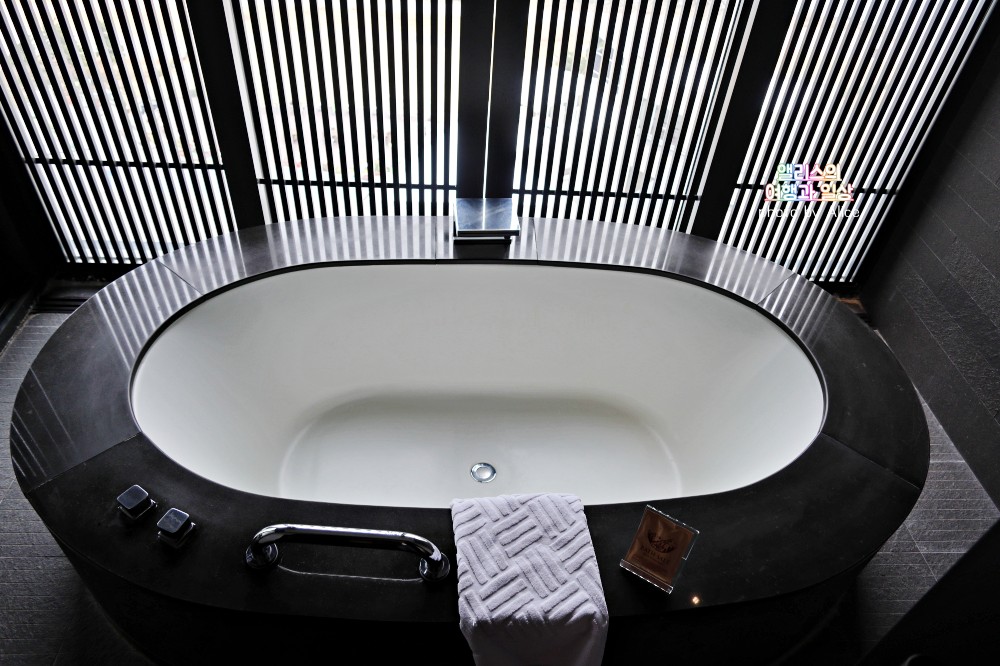 아난티 힐튼 부산 프리미엄 오션뷰 룸 케이브드 네프아송 어메니티