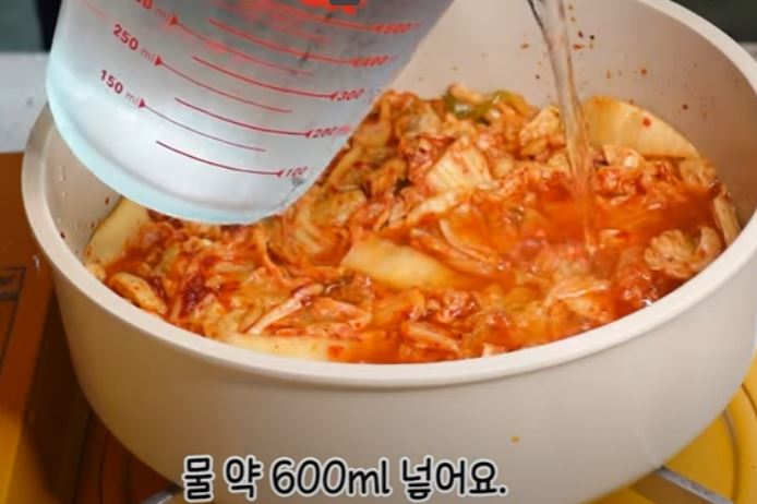 어느정도 김치를 볶아주다가 물 약 600ml 넣어요. 김치가 잠길만큼 부어주시면 됩니다. 