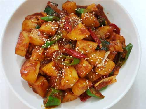  맛있게 매운 '고추장 감자조림' 만드는 법