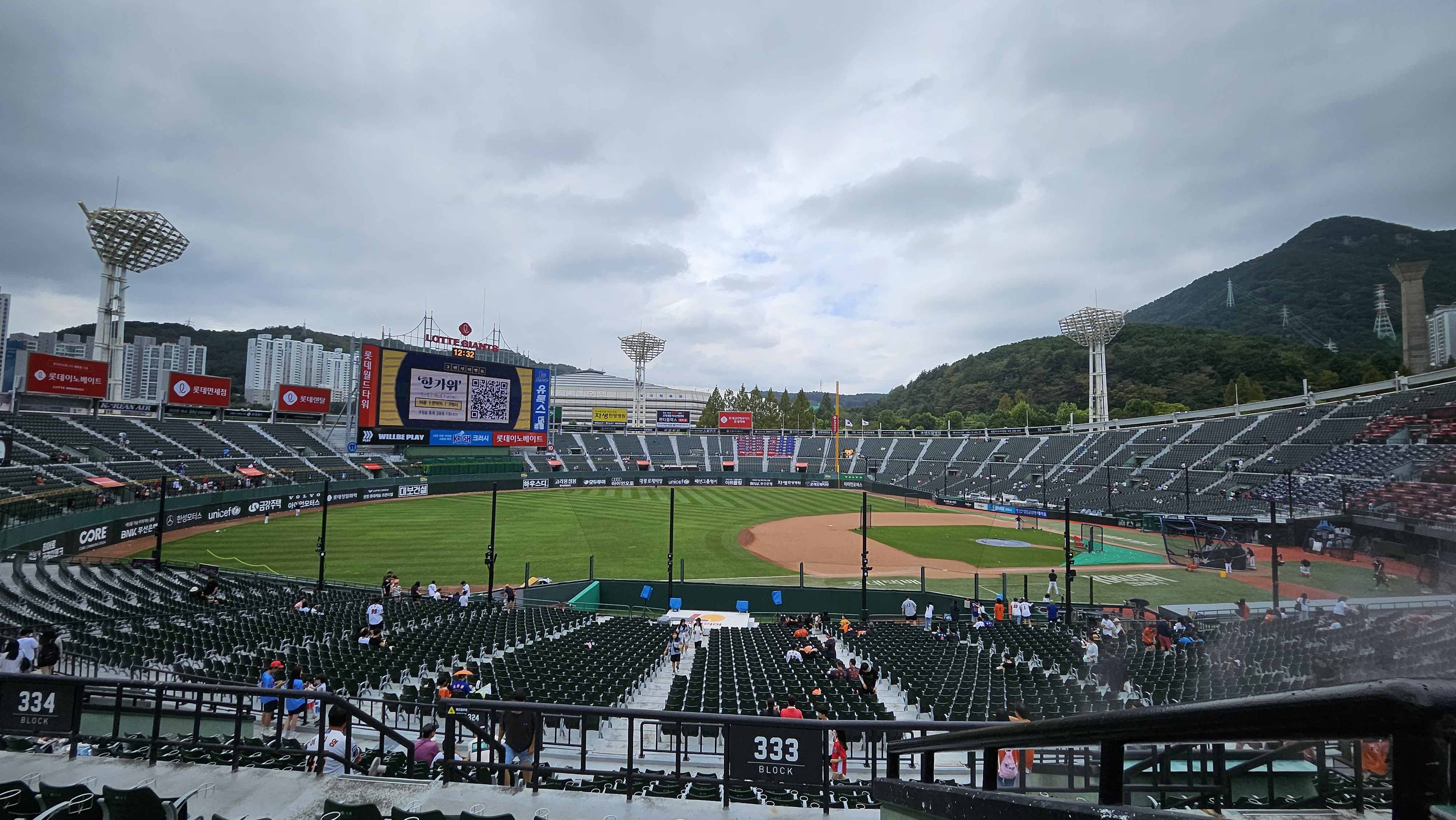 사직야구장 3루 내야상단석 333블럭 6열 23&amp;#44; 24번 시야