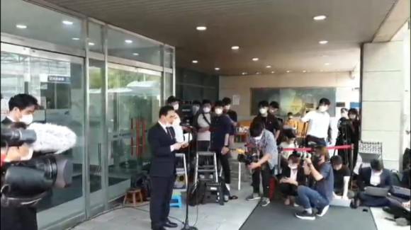 서울시청 앞 박원순 분향소 앞 성창경TV서울대병원 장례식장 주차장에 마련된 강용석·김용호·김세석·김용호·양평의 집. 유튜브 ON. 2020년 7월 11일 2시 30분 88
