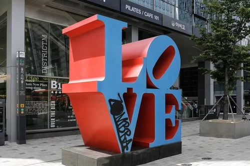  55억 로버트 인디애나 대표작 'LOVE' 명동서 훼손