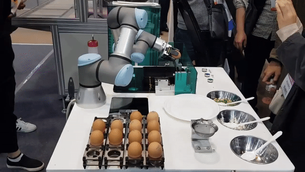 유니버설로봇 협동로봇이 계란후라이를 만들고 있다. 싱가폴 6개 호텔이 해당 솔루션을 도입했다.