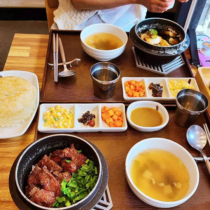 찜질방 디저트 카페 김치찜 솥밥 정식 맛집 홍제천 겨울 데이트 코스 서대문구 홍제동 가볼만한 곳 추천 생방송투데이 오늘방송 떴다 동네방네