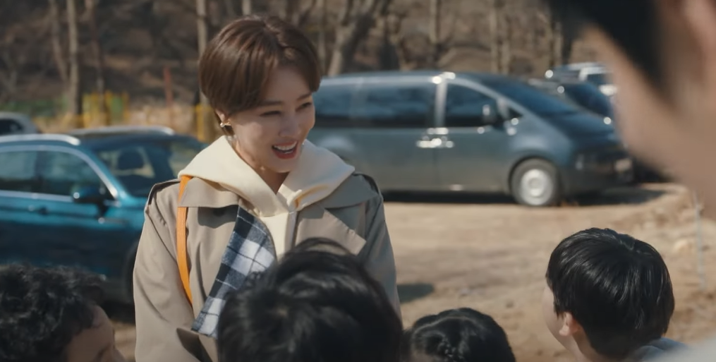 "선생님 배가 고파요!"수돗물로 점심 때우던 내게 몰래 도시락 싸주던 담임선생님이 30년 후 건물 청소부로 일 하는 걸 보게 되는데 뒤를 따라갔다가 오열했습니다.
