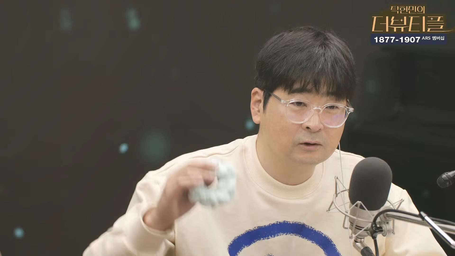 [#탁현민의더뷰티플] 진정한 예술가는 그 무엇도 경멸하지 않는다 ¦ 2024년 12월 27일 금요일 ¦ 다시 19회 (1080p_30fps_H264-128kbit_AAC).mp4_20241227_151526.061.jpg