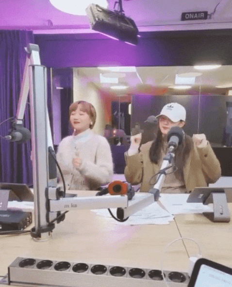  [러블리즈 움짤] 200317 인스타그램 : 류수정&정예인 - 아무노래 (Lovelyz Sujeong x Yein : Any Song Gif)