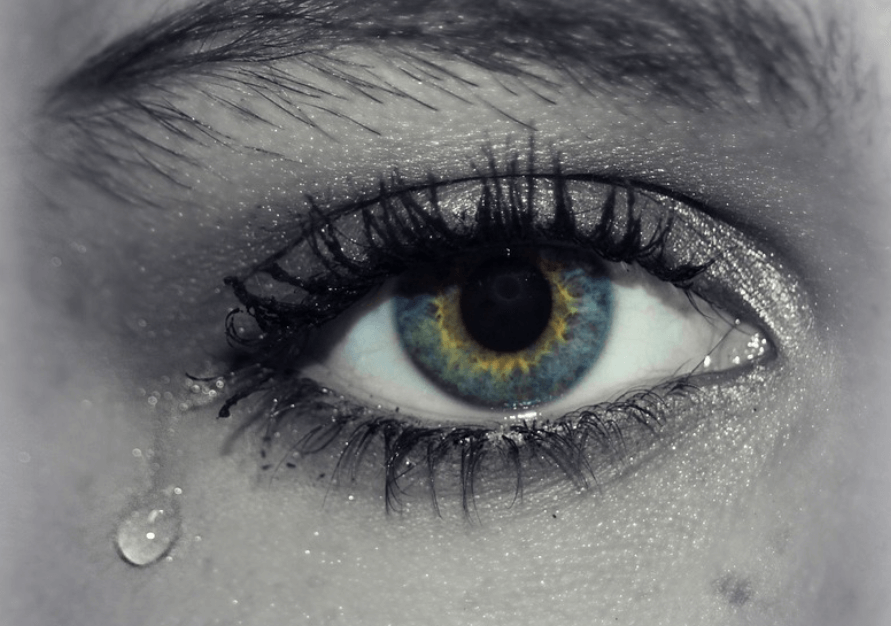 혈압이 높을 때 증상으로 눈에 이상이 생겨 눈물을 흘리고 있다