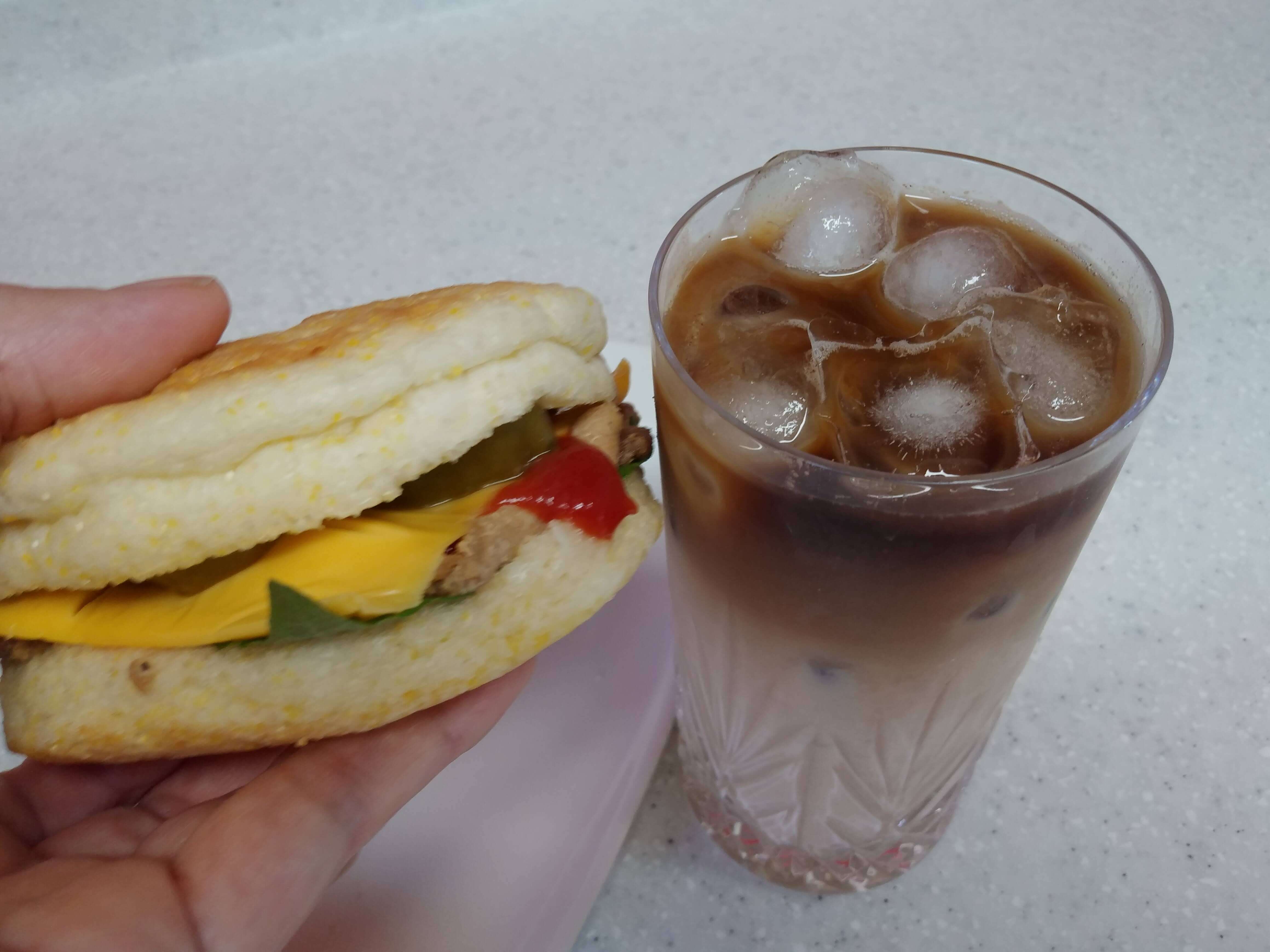  돼지불고기버거와  미숫가루라떼