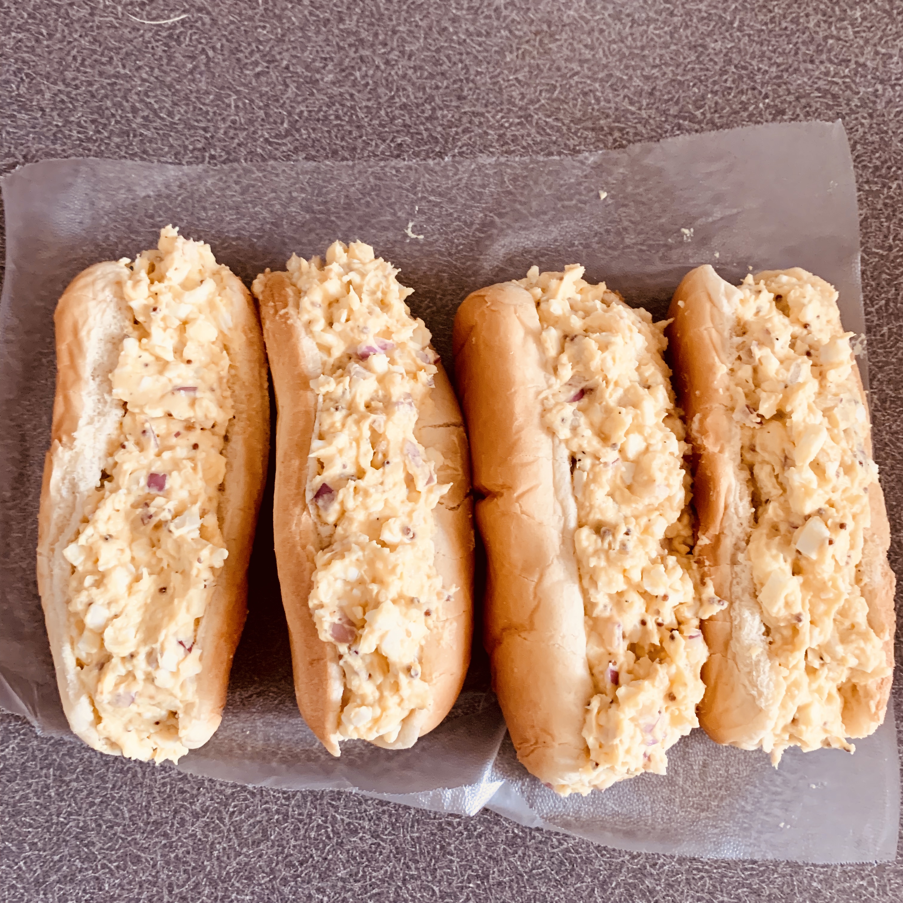 투명한-종이호일-위-햄버거 번-에그 샌드위치-4개-올려진-모습