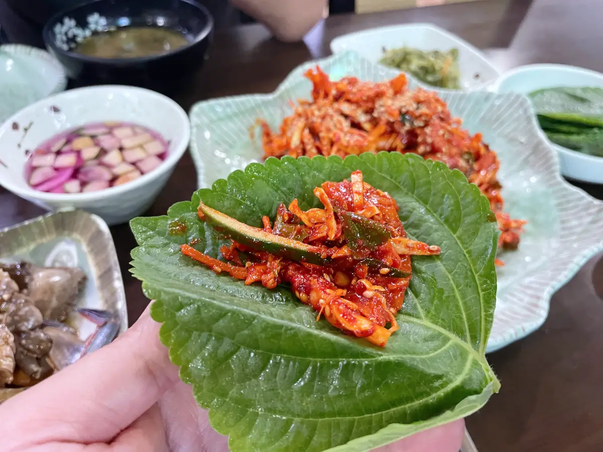 깻잎에 밴댕이회 무침을 올린 모습