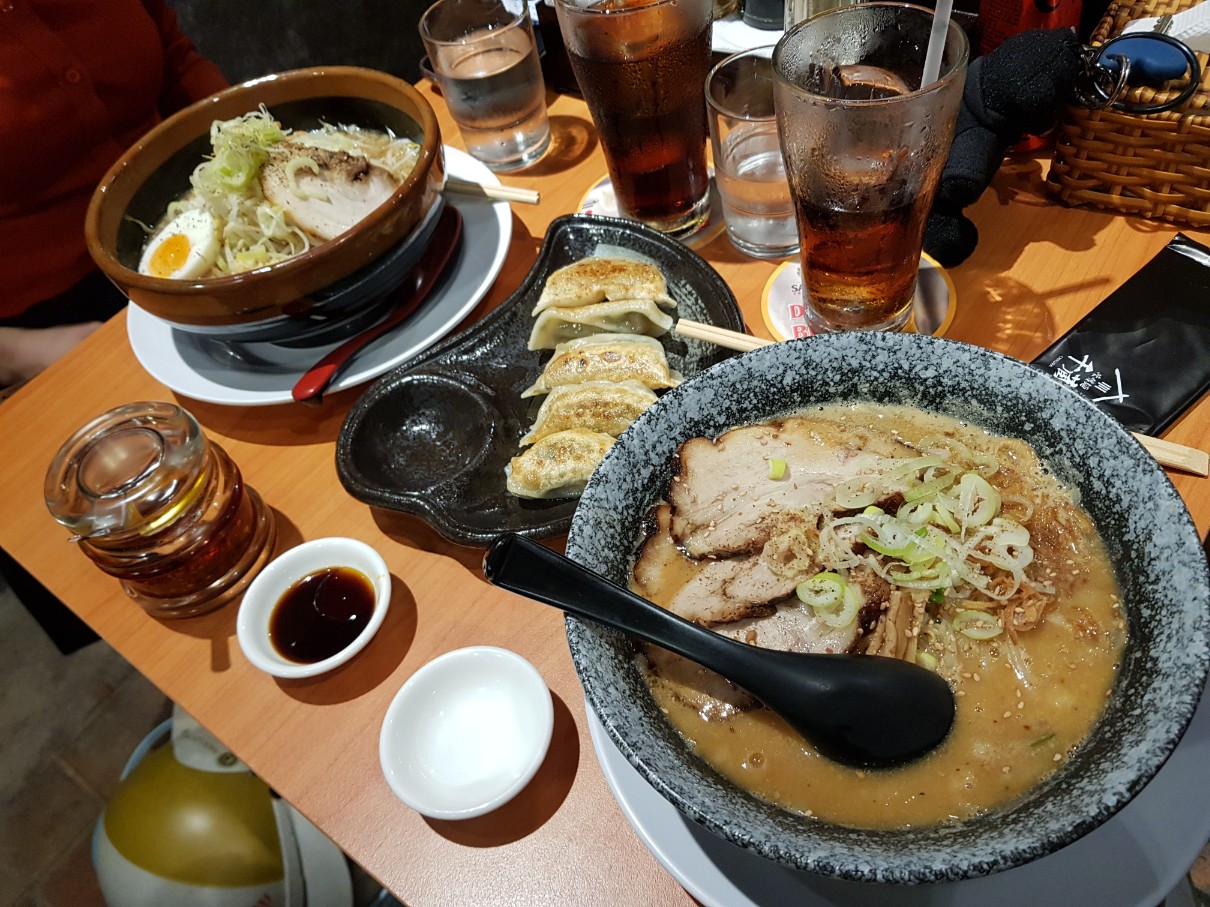 호치민 1군 레탄톤 일본인 거리 라멘 맛집 Miso Chikura Saigon - 행복한 저녁 식사