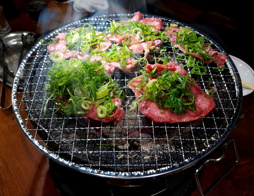 오사카 도톤보리 야키니쿠 마루(焼肉マル 心斎橋本店) 파소금 양념 우설 Salt & Leek beef tongue 葱花鹽味舌肉