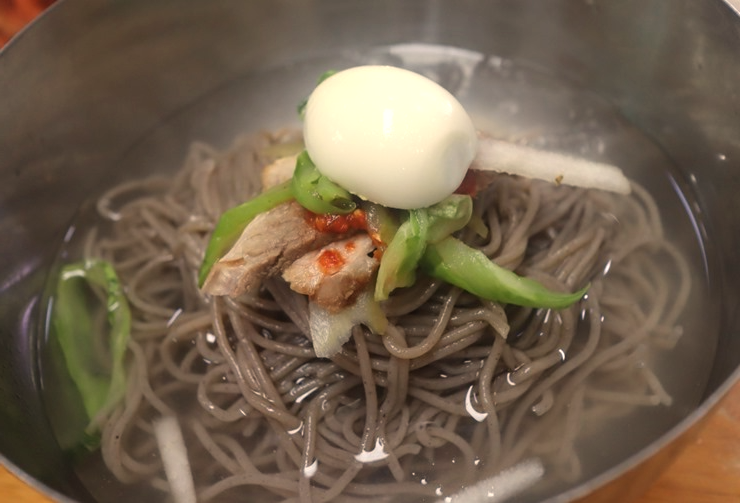 평양냉면-위에-고명