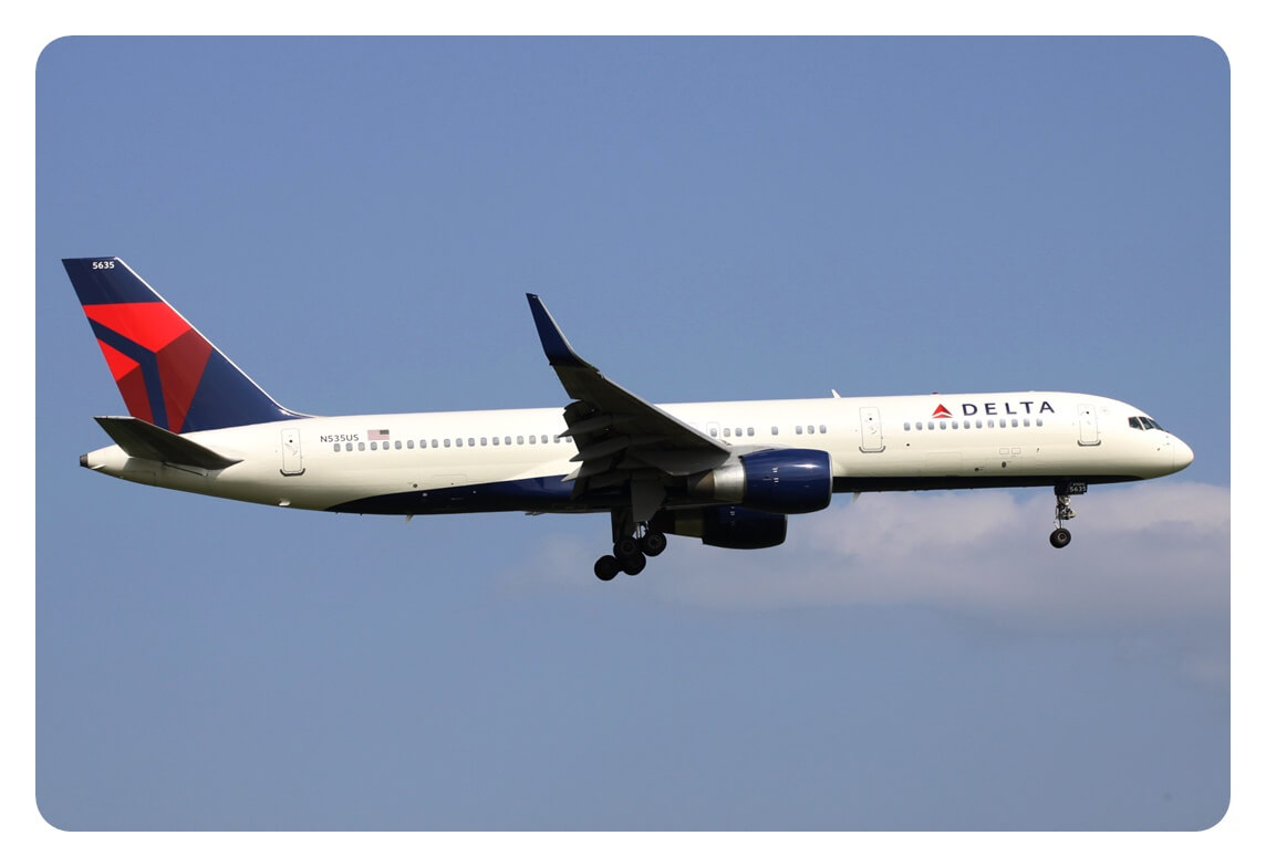 델타항공 Delta Airlines B757-200 비행기가 이륙하는 모습을 찍은 사진