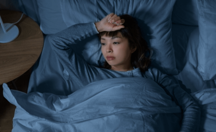 불면증-잠을못이루는-여성