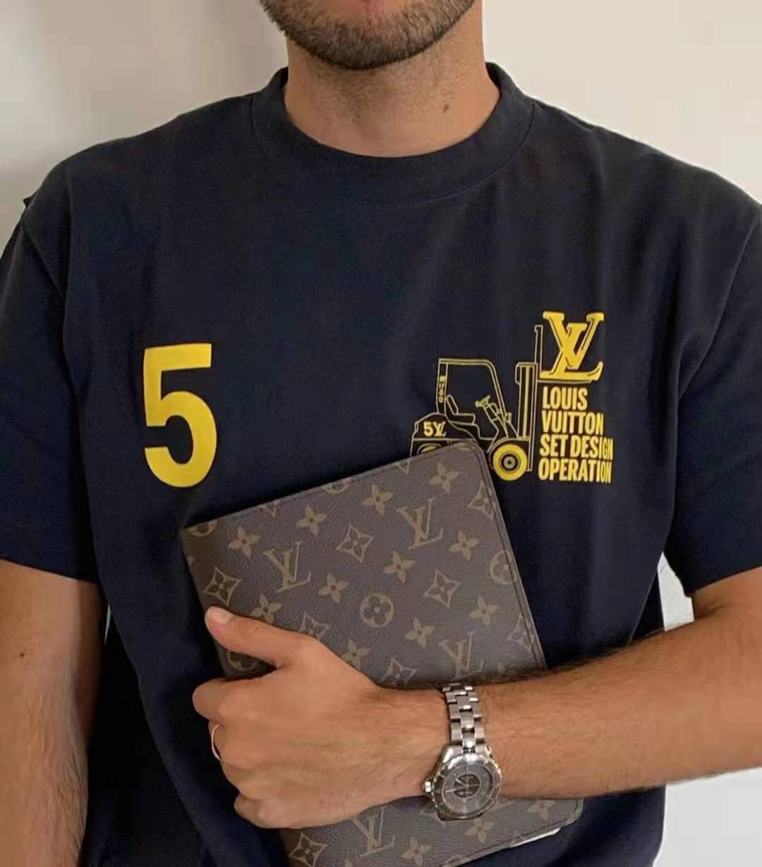  [LOUIS VUITTON] 루이비통 리미티드 '5' 세트 디자인 오퍼레이션 로고 반팔 티셔츠 (2 COLOR)