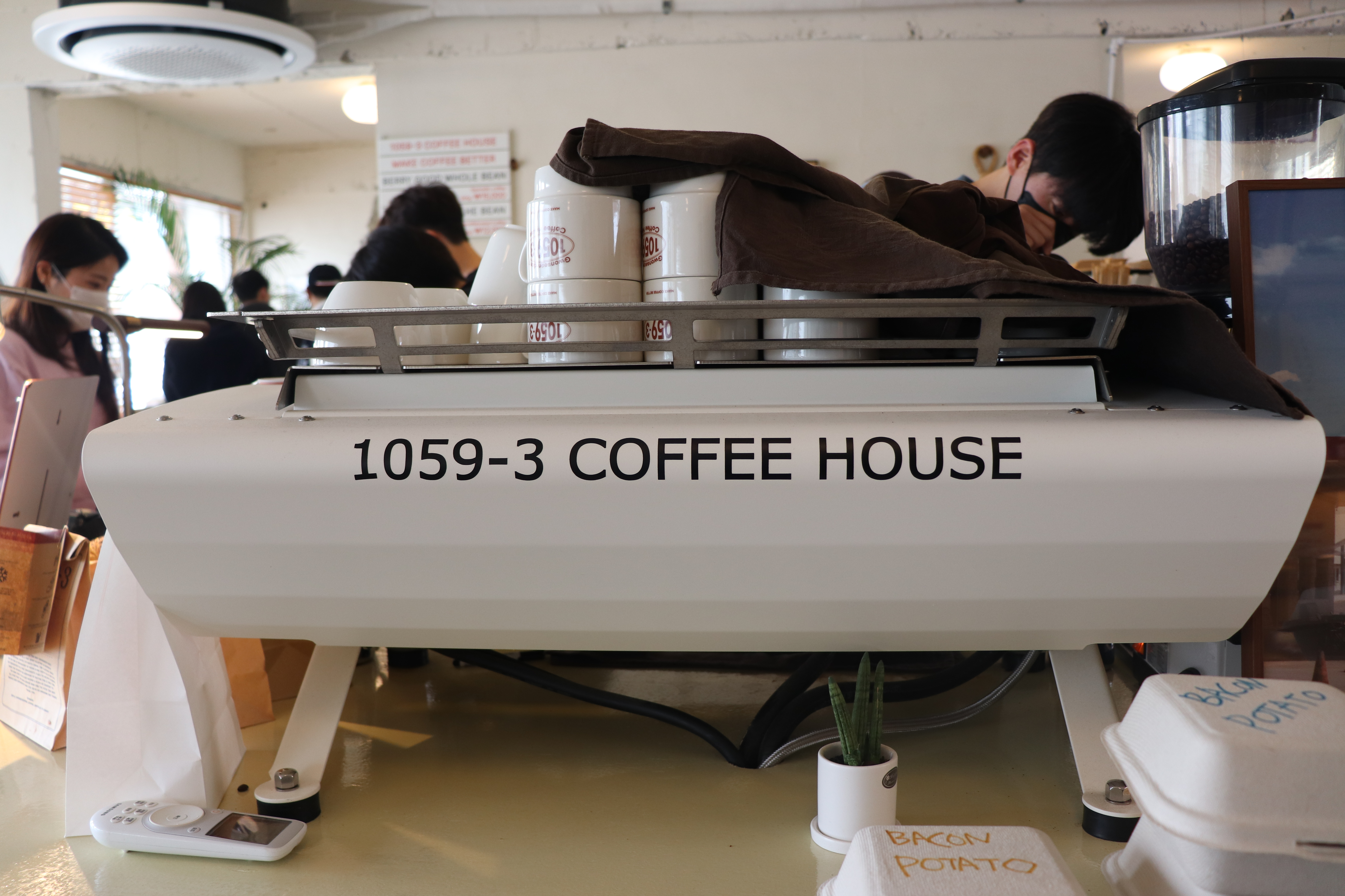 10593 베이글 커피하우스 커피머신 뒤편