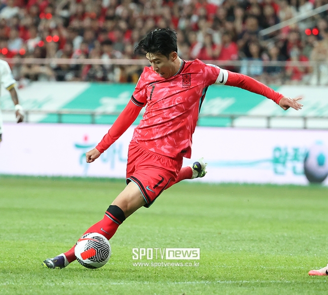 김도훈 임시 감독이 이끄는 한국 축구대표팀은 11일 오후 8시 상암월드컵경기장에서 열리는 중국과 국제축구연맹(FIFA) 2026 북중미 월드컵 아시아지역 2차 예선 6차전에서 중국을 상대했다.