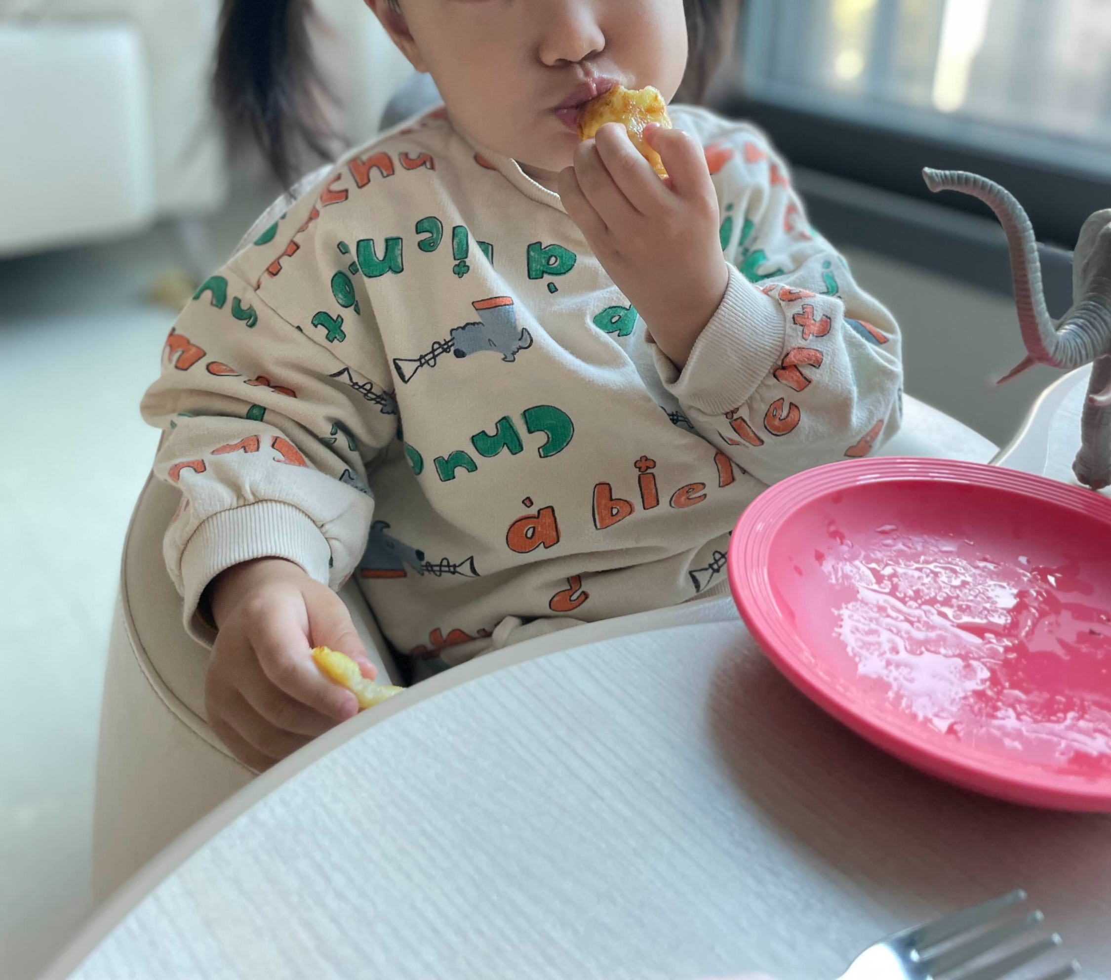 감자전 먹는 28개월 아기