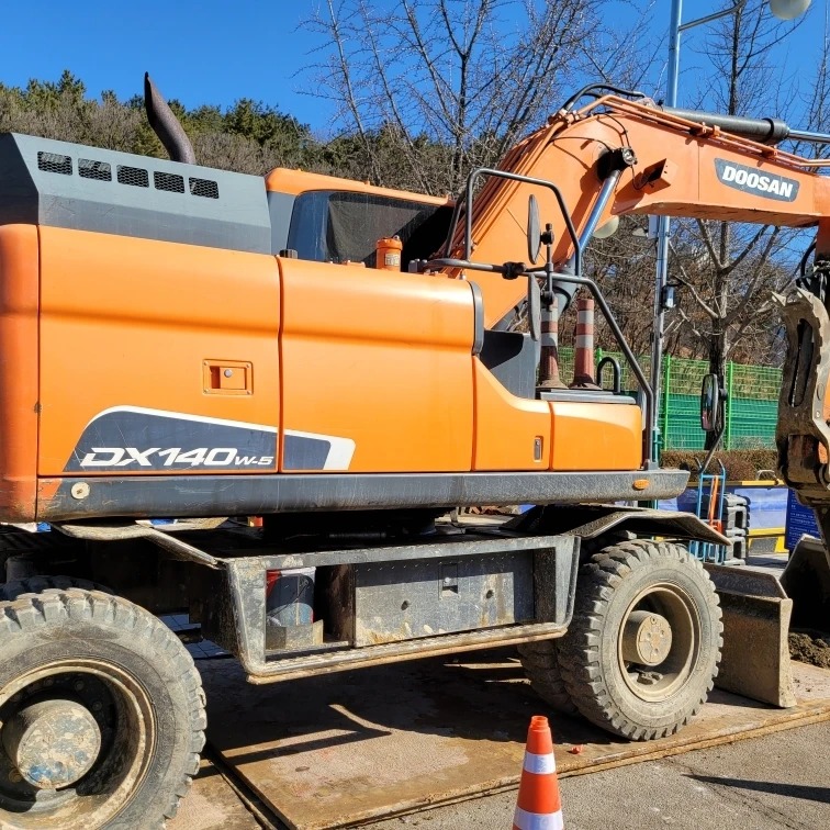  두산 DX140W 2016년식 6500만원 판매합니다.