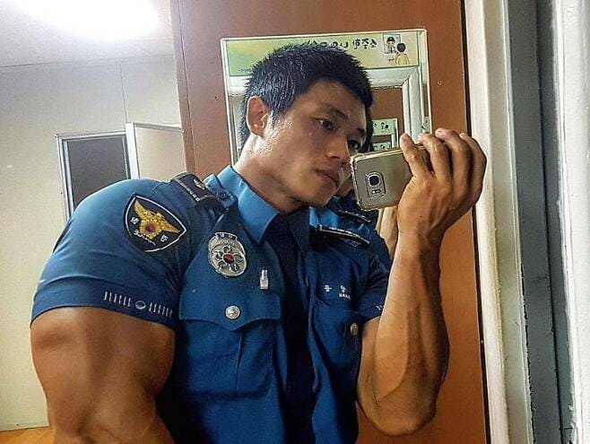  매년 달력 만드는 몸짱 경찰...'한국의 드웨인 존슨?' ㅣ드웨인 존슨의 최근 가족 화보집 [Photos] Dwayne Johnson's Cutest Family Photos