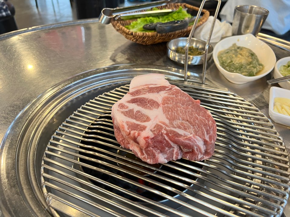  [제주 여행] 서귀포, 중문 관광단지 제주 흑돼지 근고기 구이 맛집 ‘천돈가’ - 바질소스가 인상적이었다