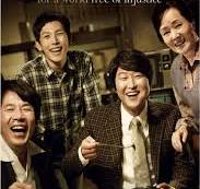 1980 시대 복장을 하고 있는 남녀의 모습