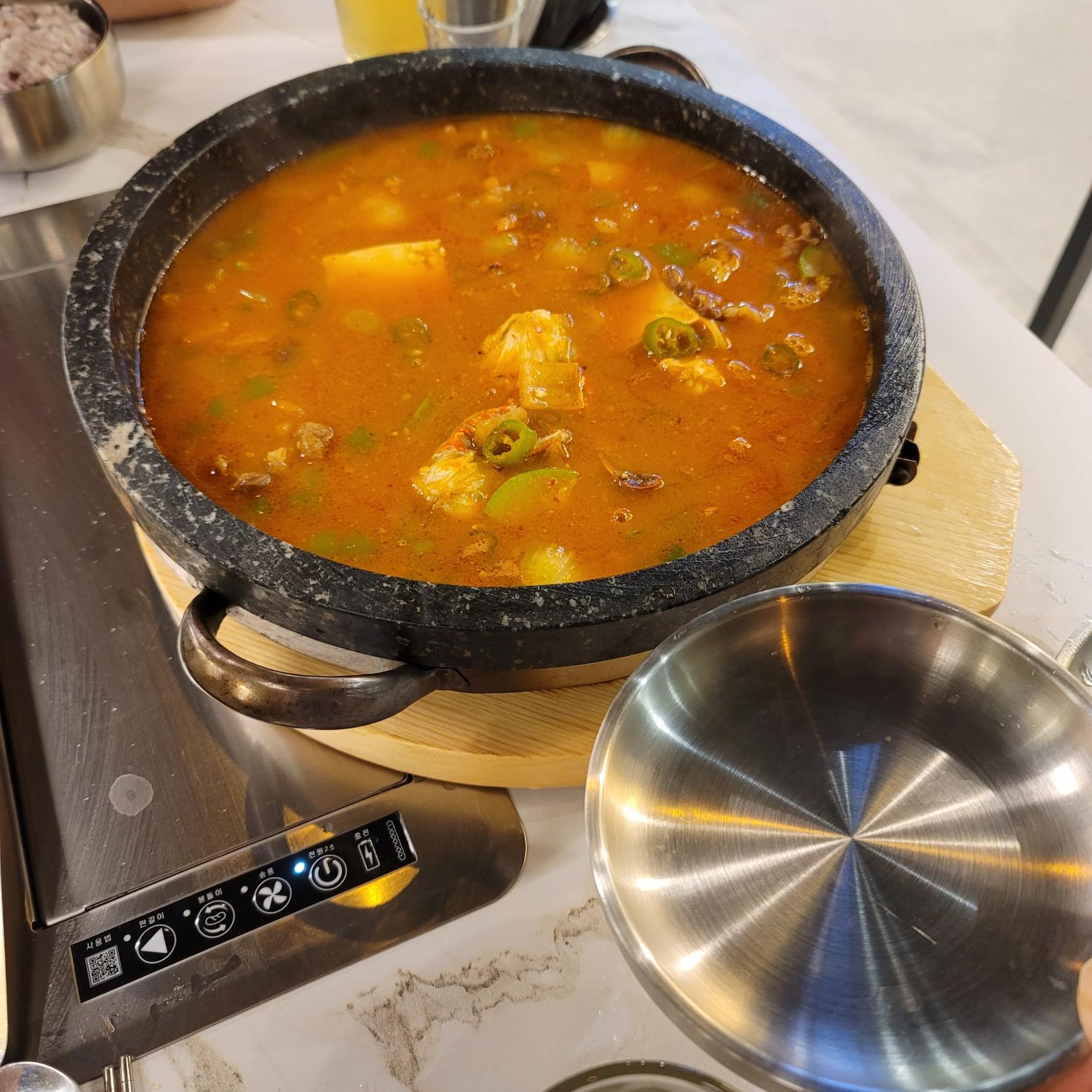 양이 많은 차돌 해물 된장찌개