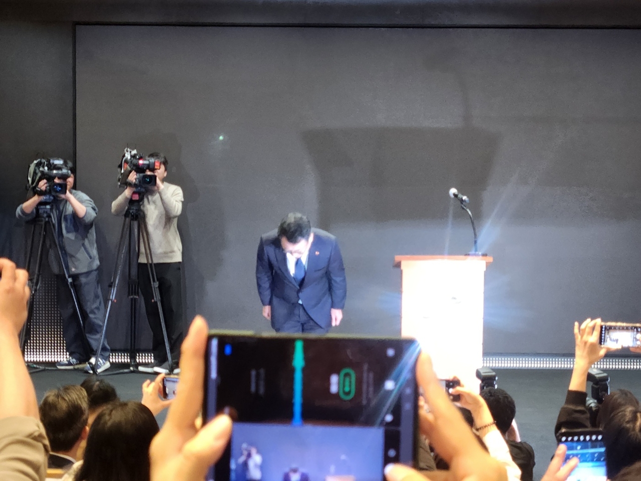 SK텔레콤 유심 정보 유출 사고에 '전 고객 유심 무료 교체' 발표 및 '유심보호서비스' 안내... 고객들 개인정보 유출 불안감에 떨어 - SKT "전 고객 유심 무료 교체" 및 '유심보호서비스' 안내 SK텔레콤 유심 정보 유출 사고에 '전 고객 유심 무료 교체' 발표 및 '유심보호서비스' 안내... 고객들 개인정보 유출 불안감에 떨어 - SKT "전 고객 유심 무료 교체" 및 '유심보호서비스' 안내