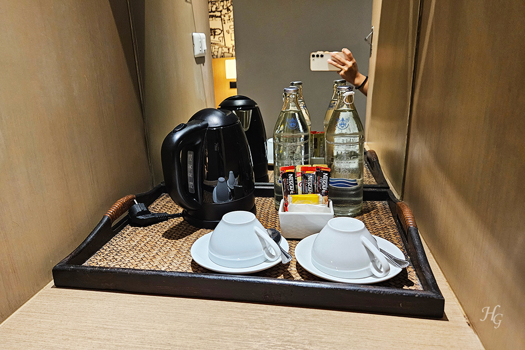[태국 방콕] 그랜드 포츈 호텔 Grand Fortune Hotel 객실 주전자와 커피잔 물 등