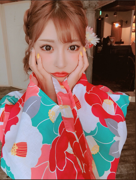 일본 훗카이도에서 팬 미팅 중인 성진국 일본의 스시녀 여배우 아스카 키라라