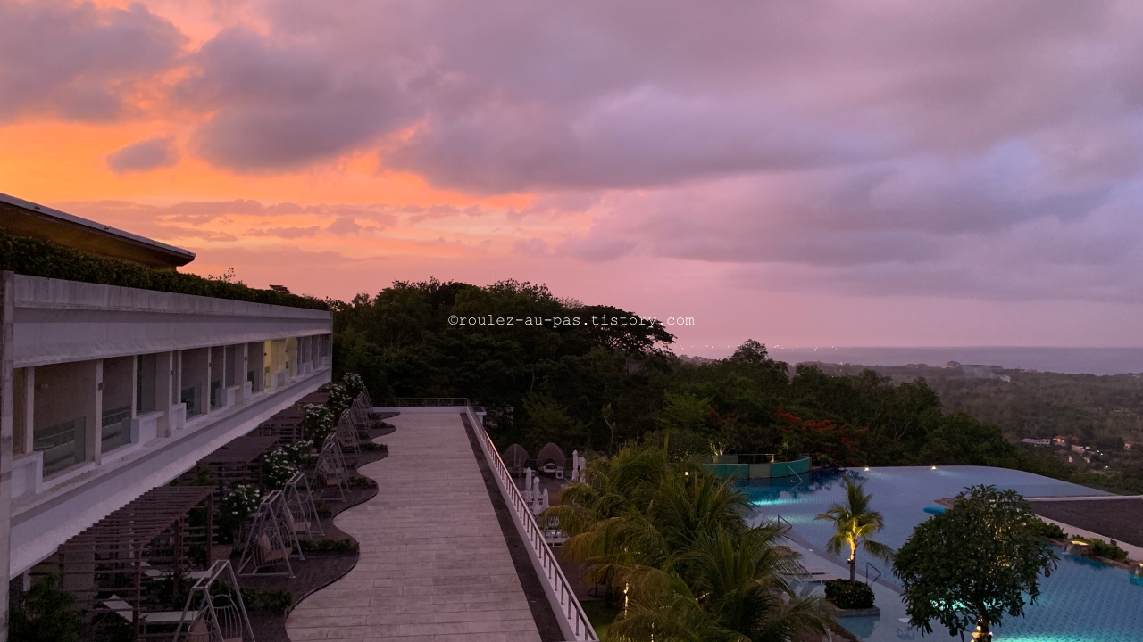 BALI-RENAISSANCE-ULUWATU-R BAR-SUNSET PINK