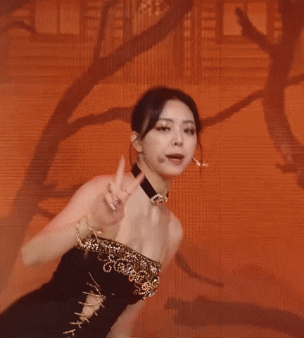  ITZY 유나 오프숄더 무대의상 움짤 gif