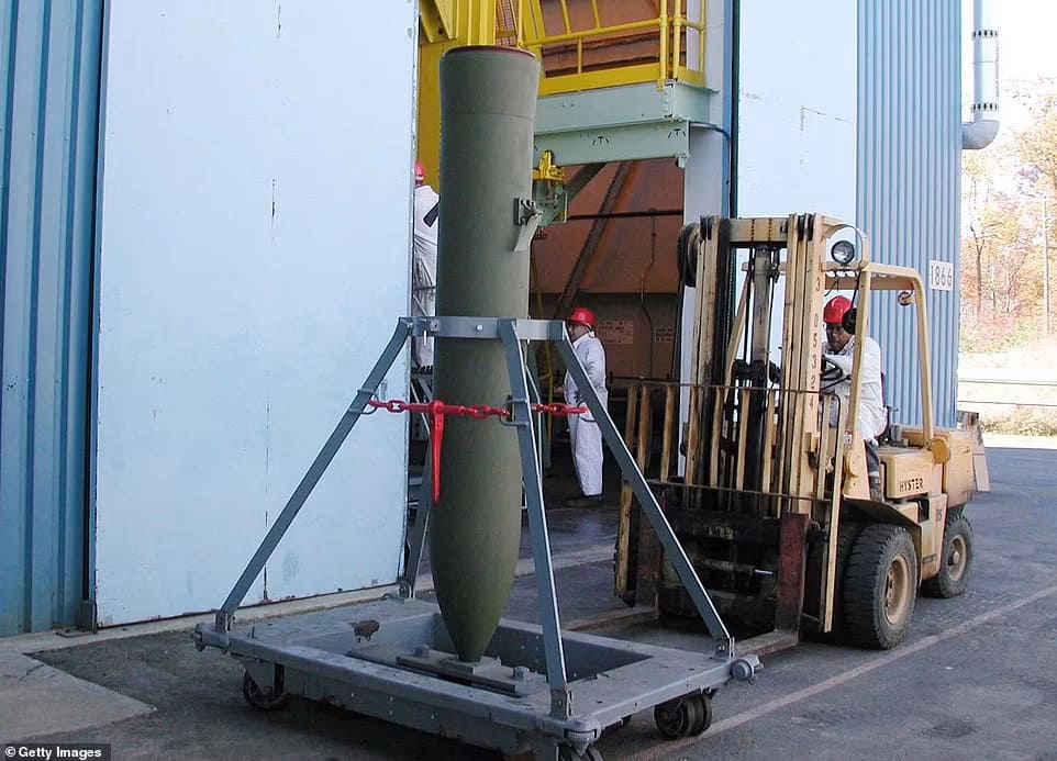 러시아군이 사용한다는 진공폭탄은 어떤 것인가 VIDEO: What IS a 'vacuum bomb'? Taking a look at how vacuum bombs are used amid Russia attacks 
