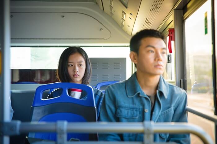 버스의-앞좌석에-남자가-앉고-뒷좌석에-여자가-앉아있는-사진