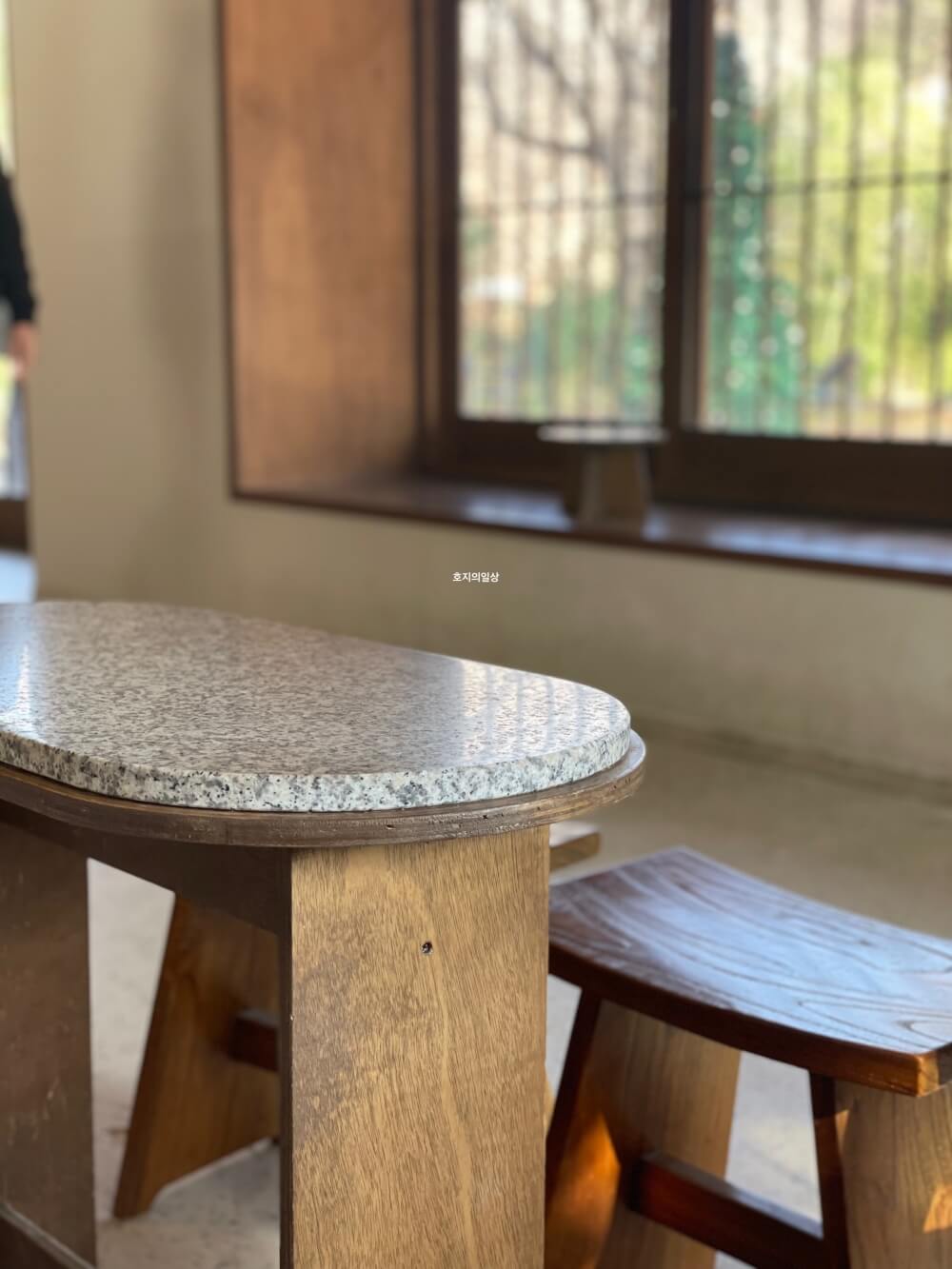 천안 구공 카페 맛집 교토리 - 자연광 테이블&의자