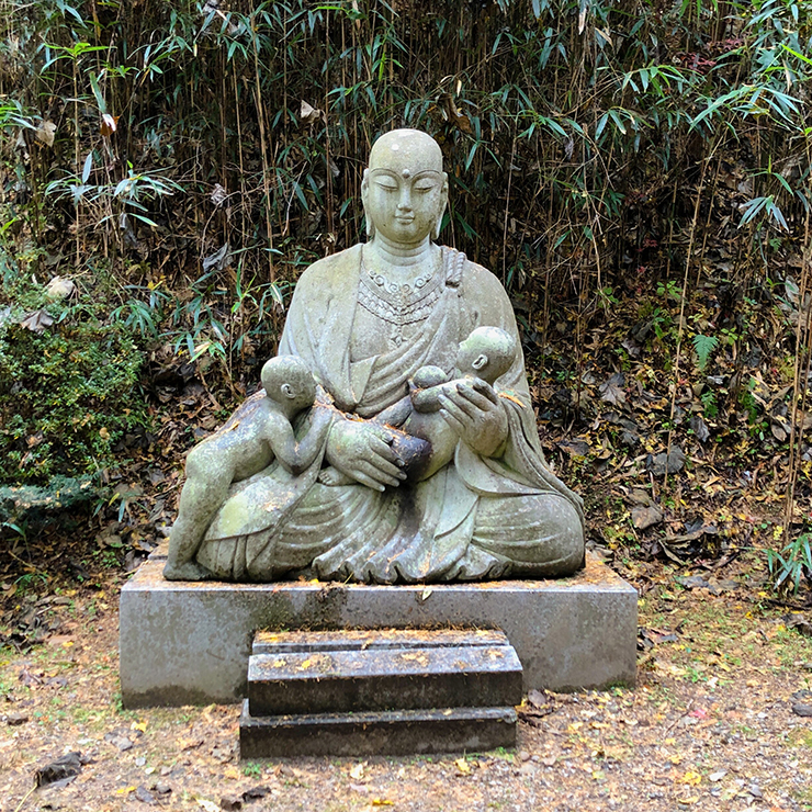 등산로-입구-석상