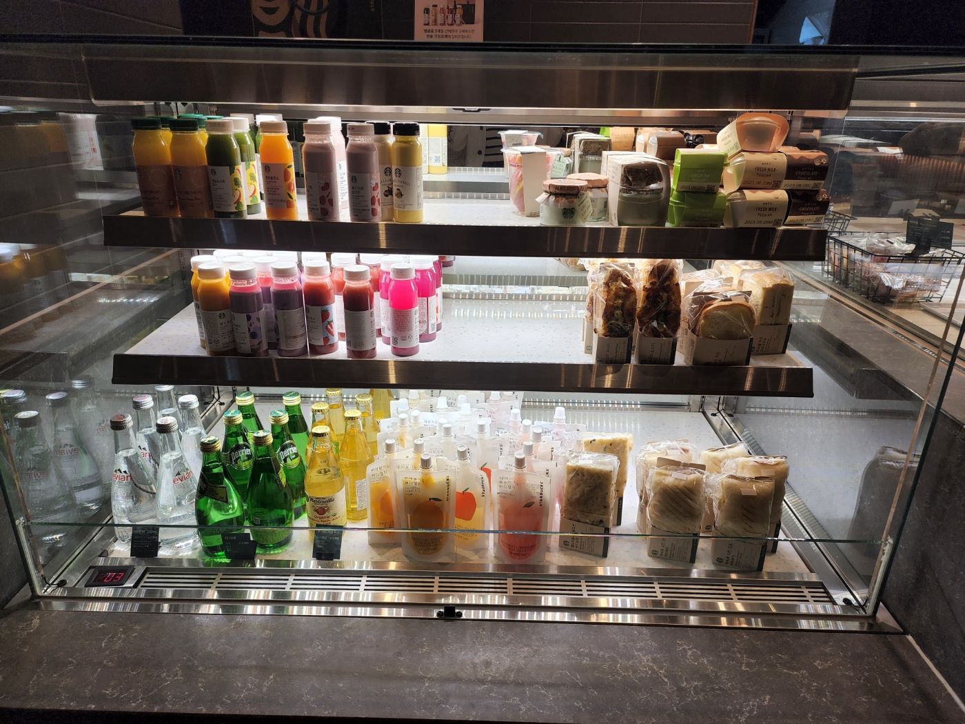 망원한강공원 스타벅스 병음료&amp;#44; 샌드위치와 파니니가 들어있는 냉장 쇼케이스 