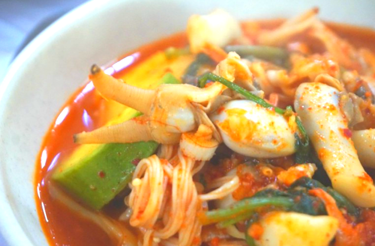 그릇에-담은-맛조개-찌개