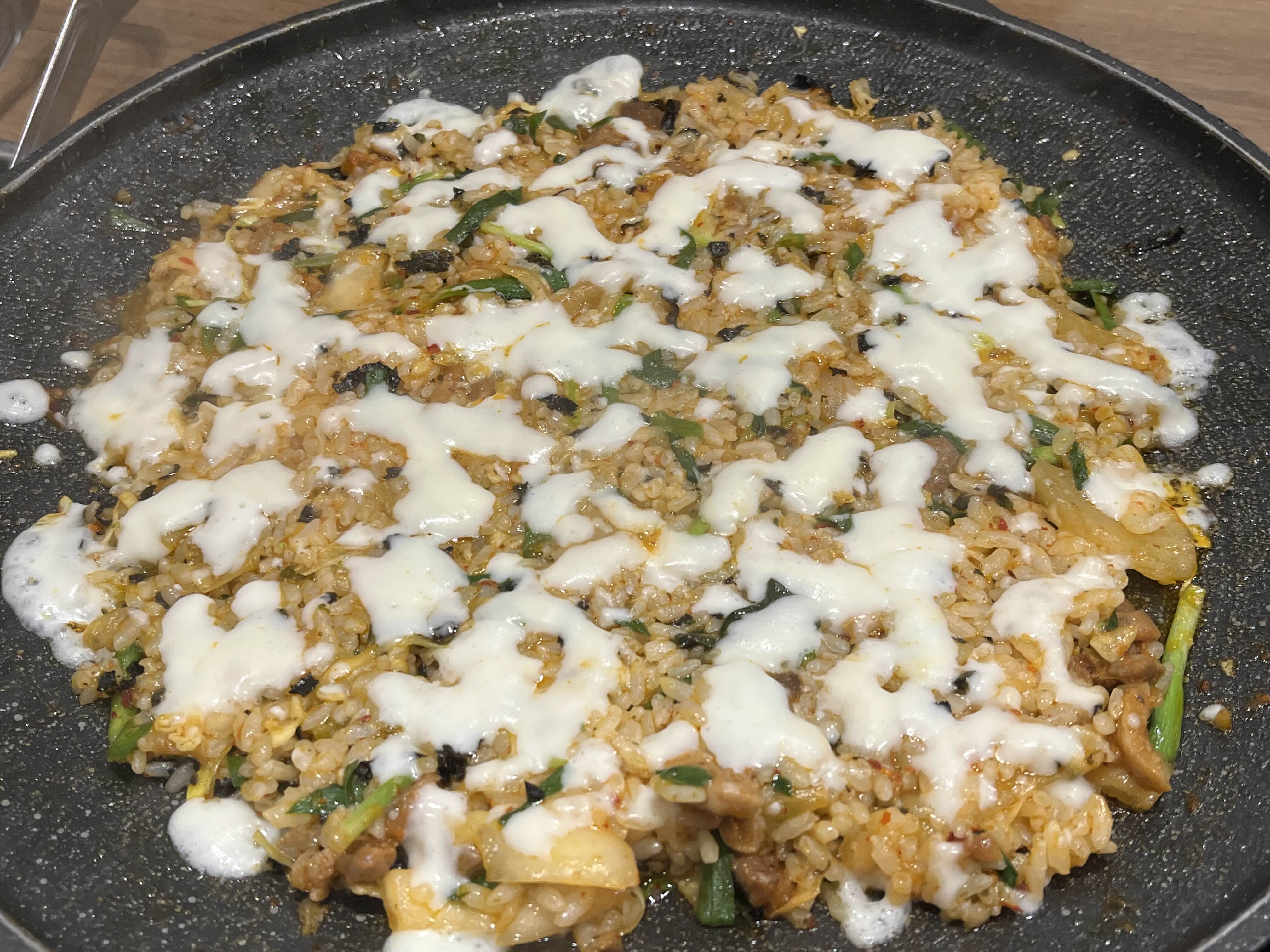 생오리불고기 남은 거에 밥 볶아 치즈볶음밥 만들어진 모습