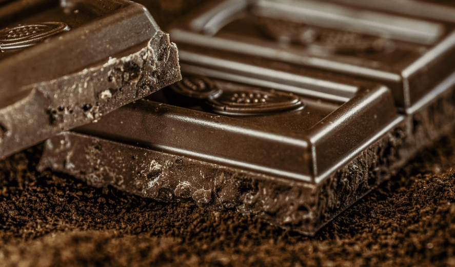 활성산소 제거 음식 다크 초콜렛이 놓여 있다
