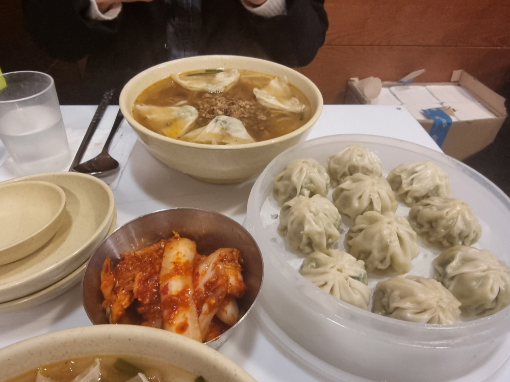  요즘도 줄서는 명동맛집 '명동교자'