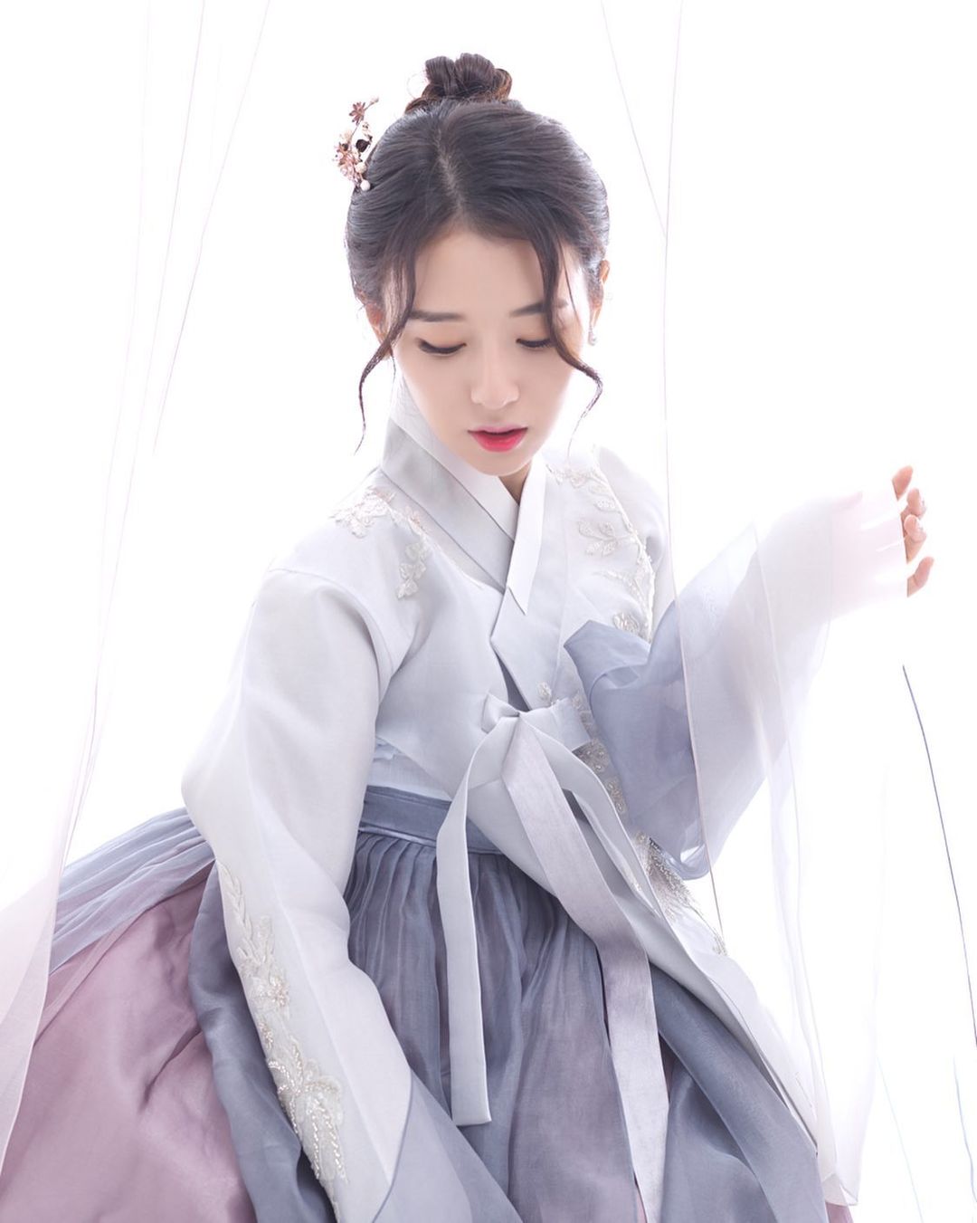  한복 입은 박하명 기상캐스터