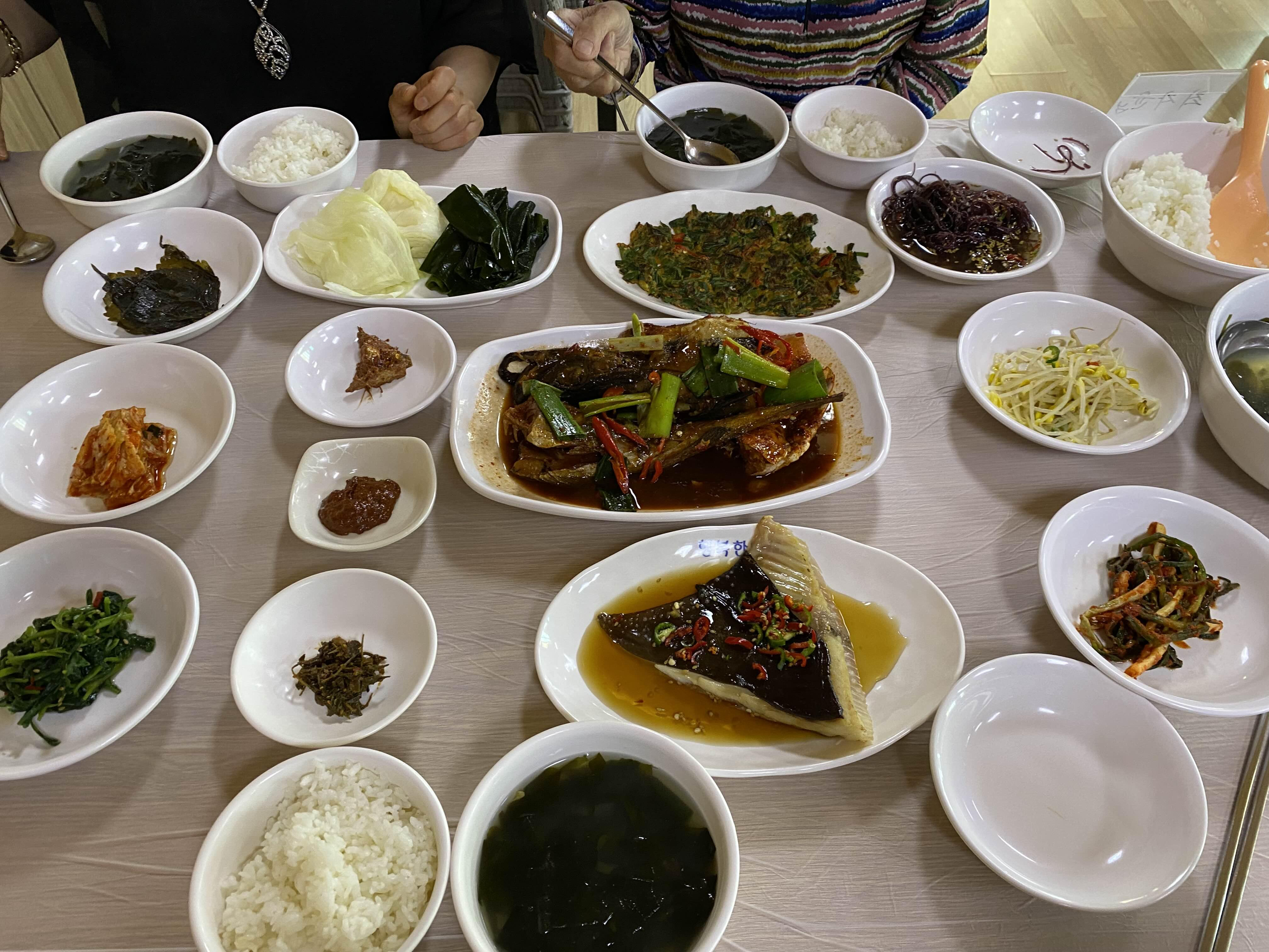 alt=&quot;이수도 여행 점심상 사진&quot;