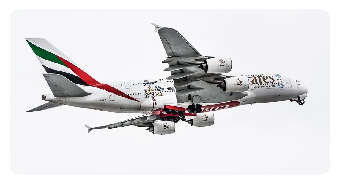 에미레이트항공 Emirates의 A380-800 여객기가 비행을 하고 있는 모습을 찍은 사진