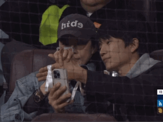 MLB 개막전 지성 이보영 부부 /쿠팡플레이 중계장면