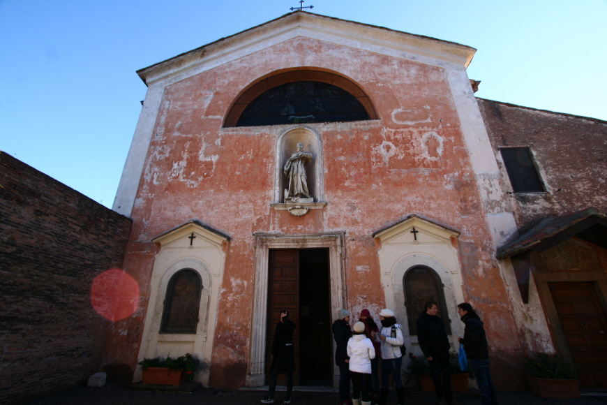 로마-포로로마노-내부의-한-교회