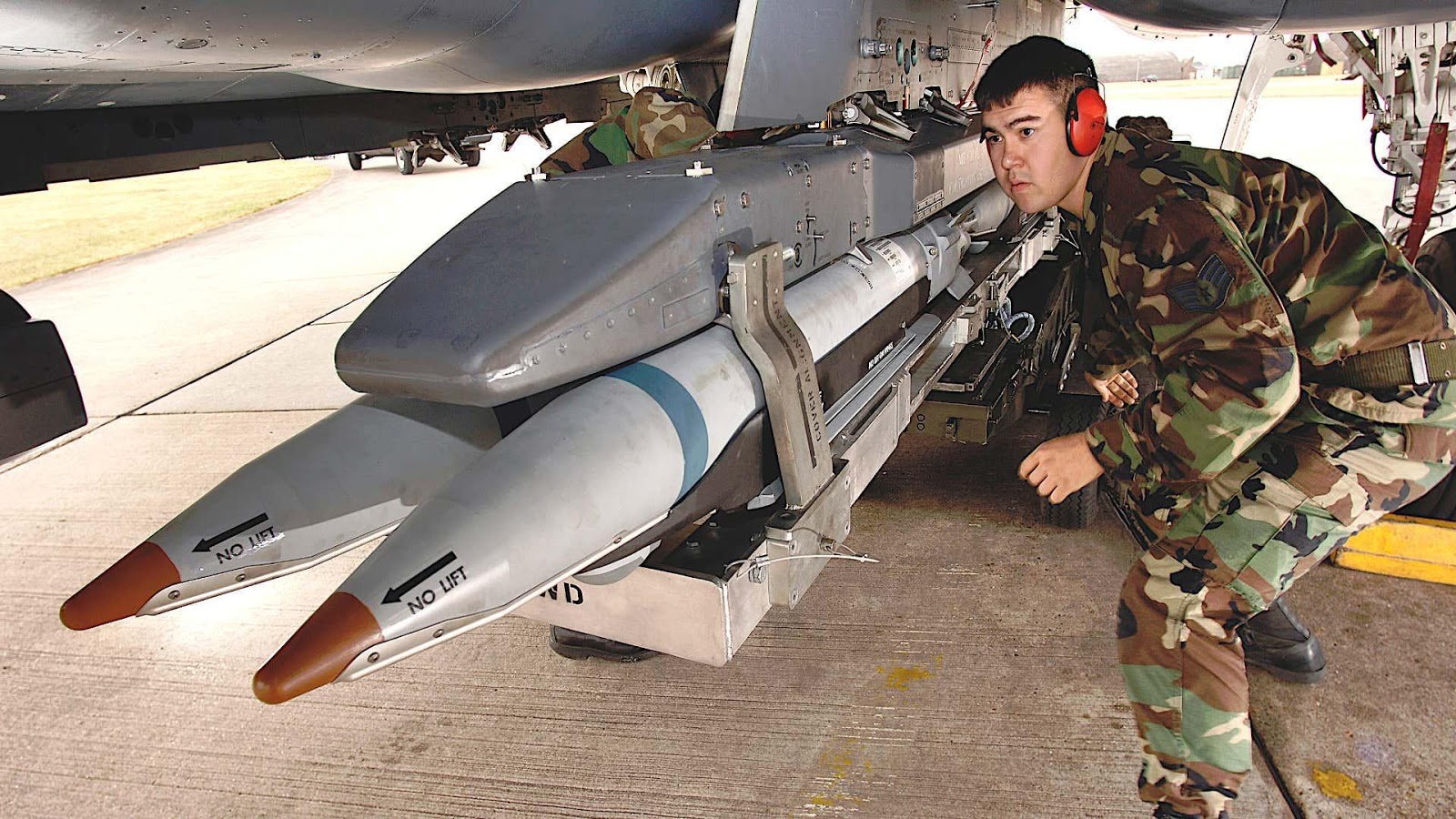 미 공군의 Golden Horde 프로그램은 GBU-39/B 소형 직경 폭탄과 같은 정밀 유도 무기를 네트워크를 통한 군집 기술을 개발하는 것이다.